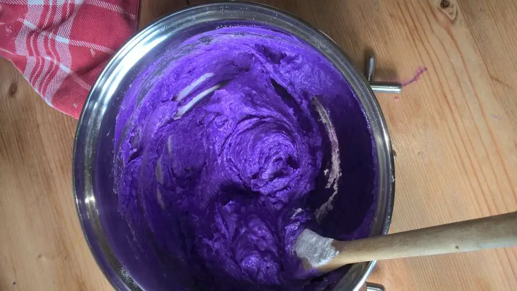 klei maken met kokend water en paarse kleurstof.