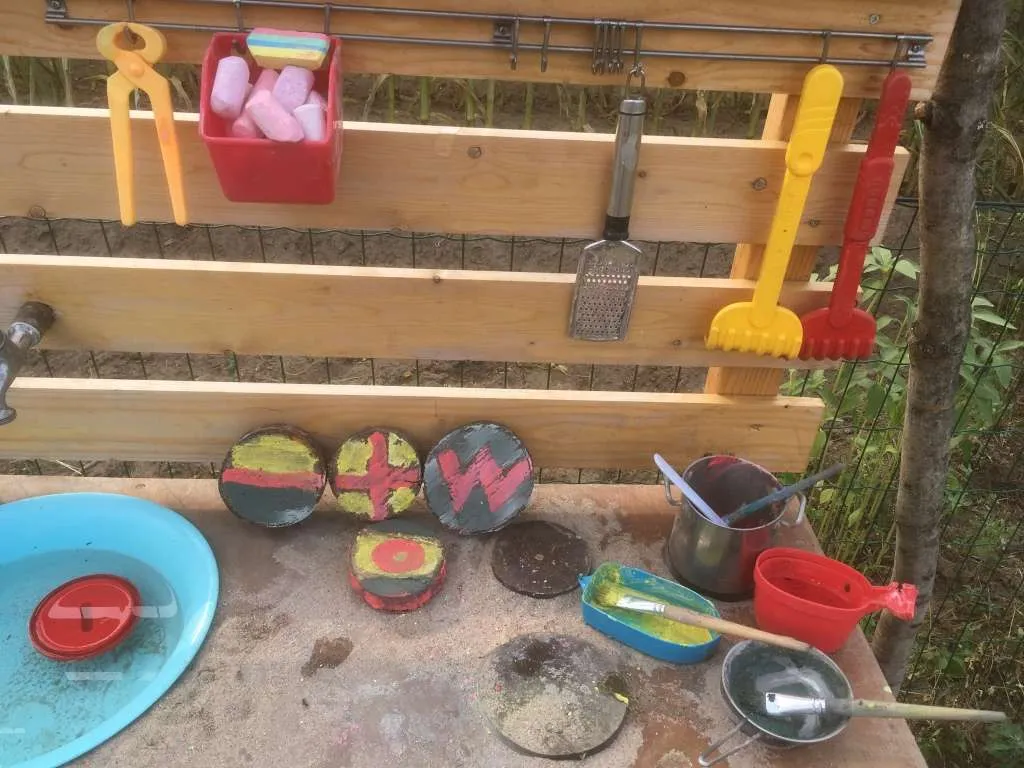 verf maken Boomschijfjes versierd met stoepverf.