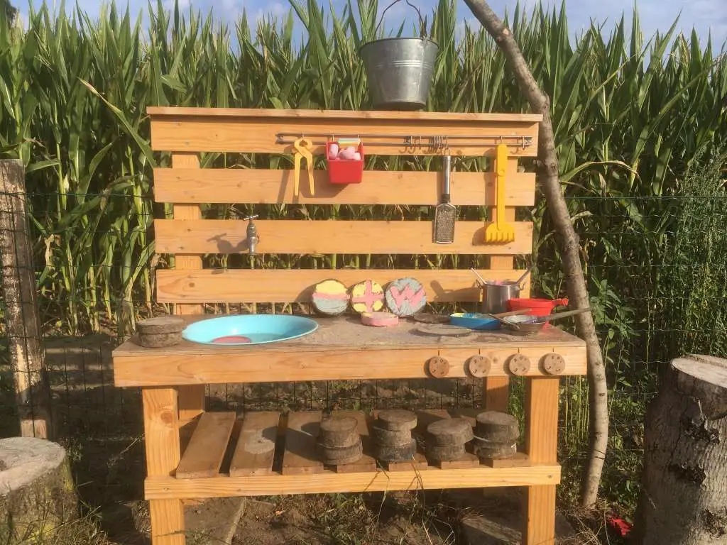 Mud kitchen van pallets. Hier kunnen de kinderen. Een goed decor om van stoepkrijt verf te maken.