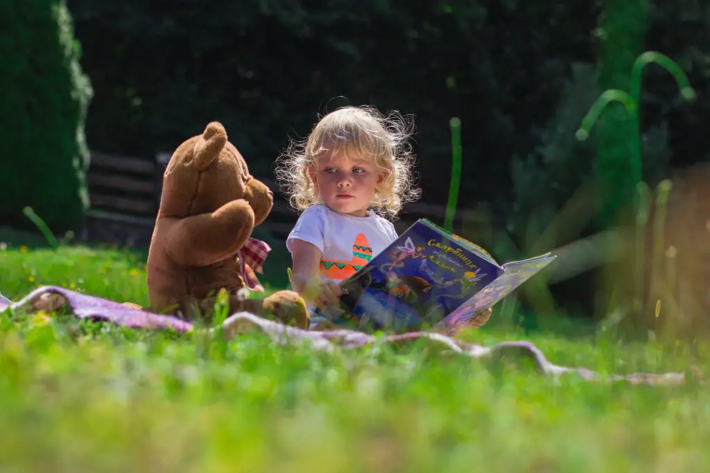 wanneer beginnen kinderen te praten? peuter leest beer voor. Wanneer gaat een kind praten