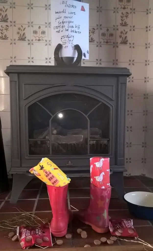 schoencadeautjes goedkoop en verantwoord. Sint heeft iets in de laarsjes gedaan.