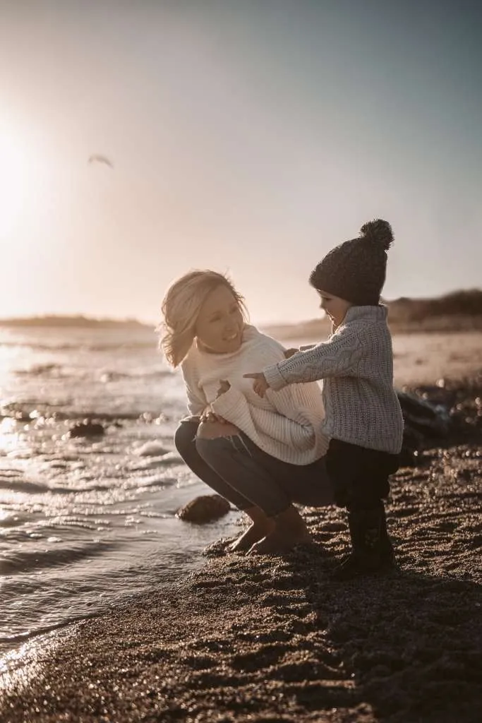 Ouder ontspant thuis om opvoedingsstress te verminderen