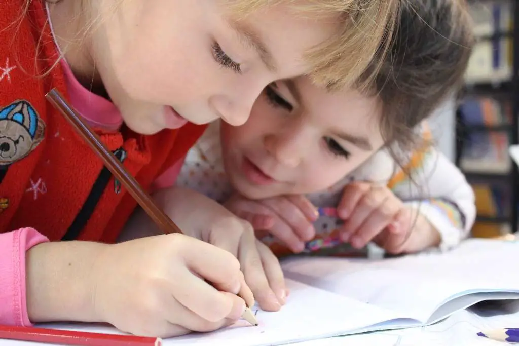 Help, mijn kind heeft huiswerk Samen huiswerk maken.