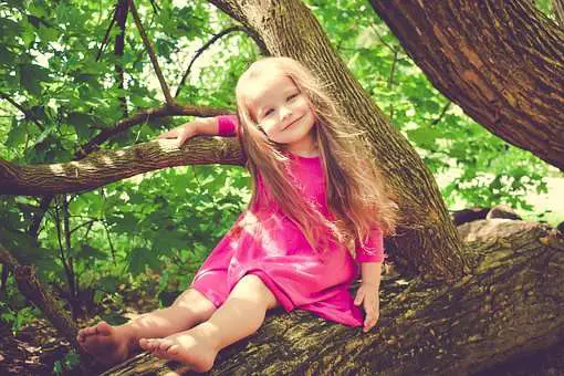 mindfulness voor kinderen meisje geniet van de natuur in een boom