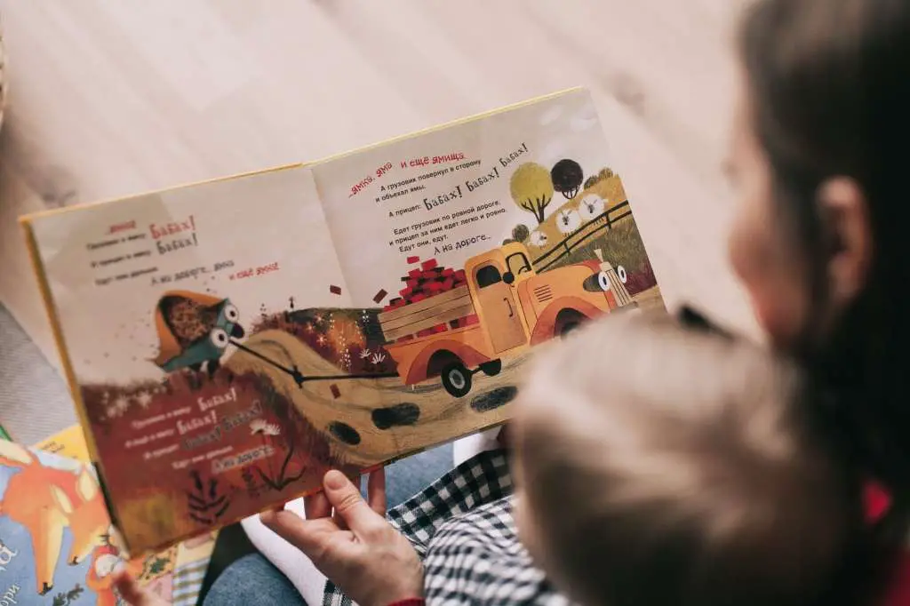 slaapschema Gezellig bij mama op schoot een prentenboekje lezen.