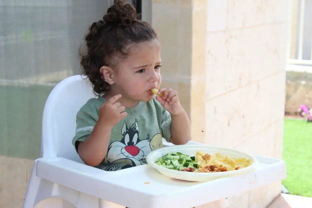 kind wil niet eten
dreumes eet in kinderstoel