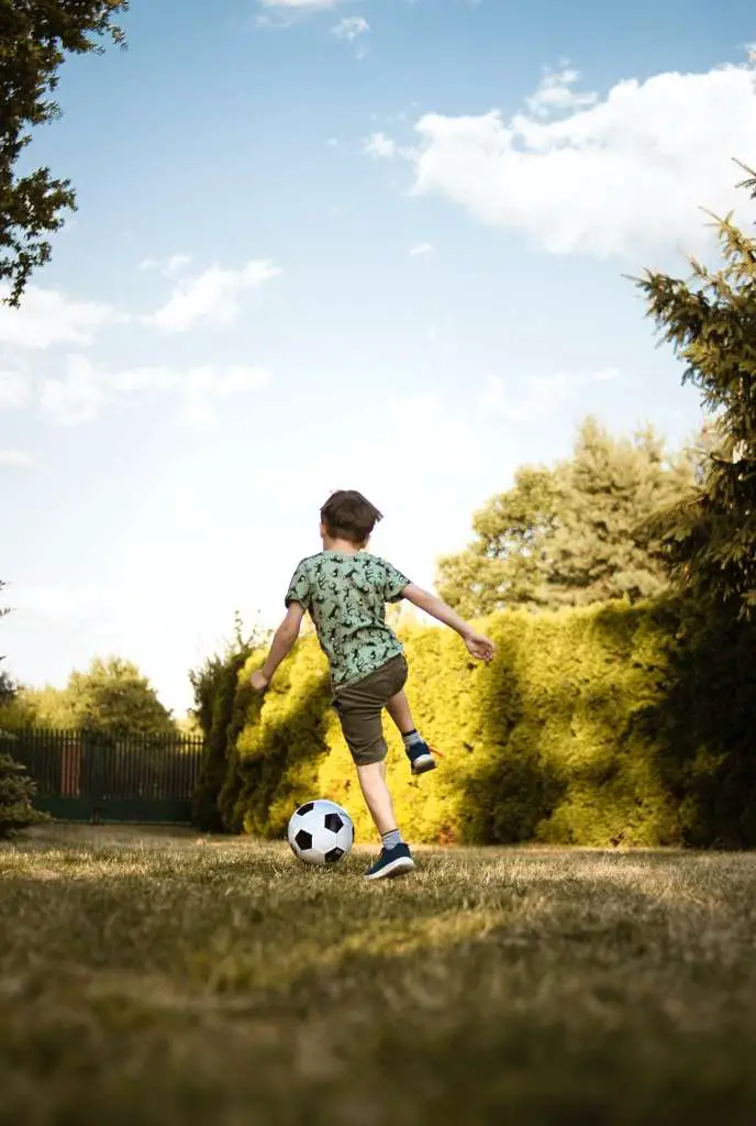 Tips om thuis met kinderen te doen
kind voetbalt