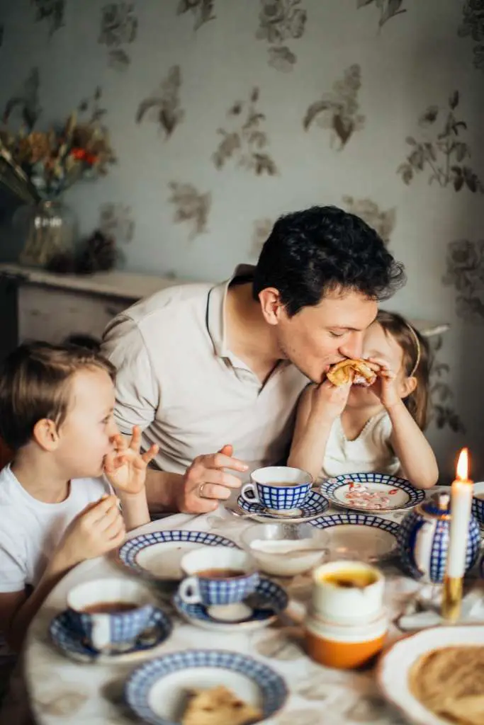 kind-wil-niet-eten/
vader en 2 kinderen eten samen aan tafel