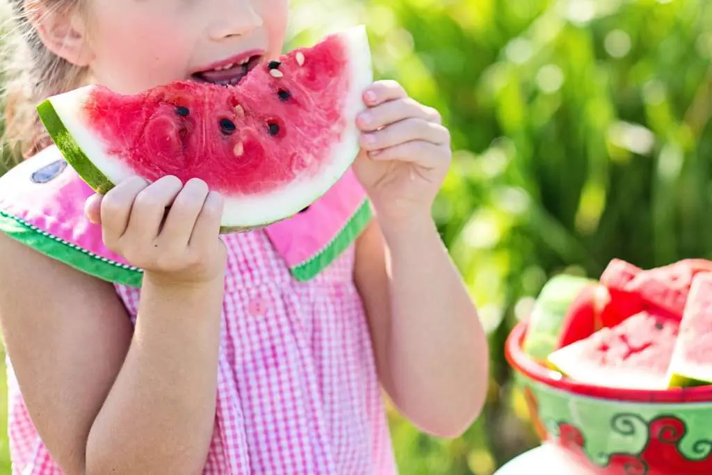 gezond eten voor kinderen Kind eet meloen