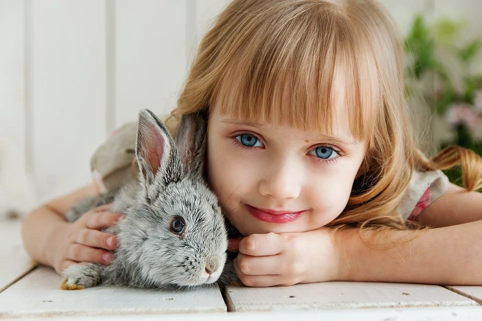 Hoe belangrijk is de taalontwikkeling van je kind.
kleuter knuffelt konijn.