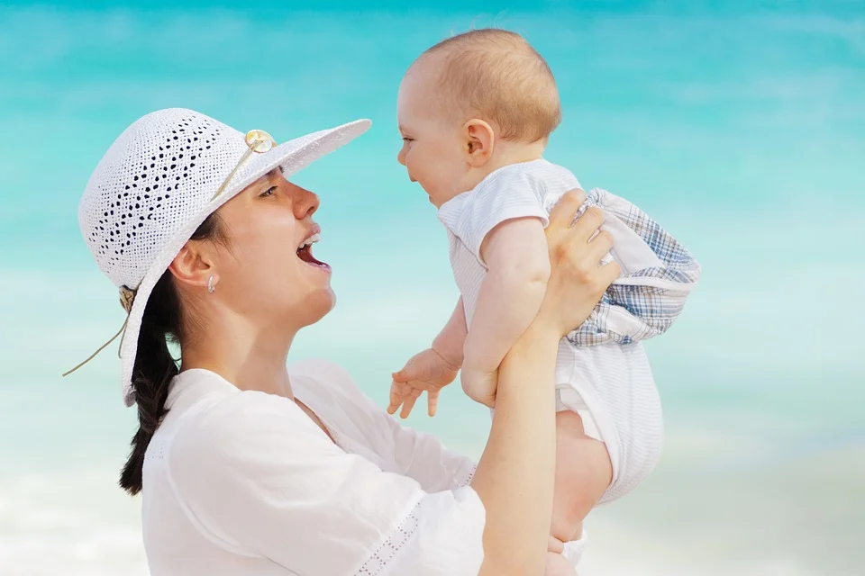 hoe belangrijk is de taalontwikkeling van je kind Moeder maakt contact met baby.