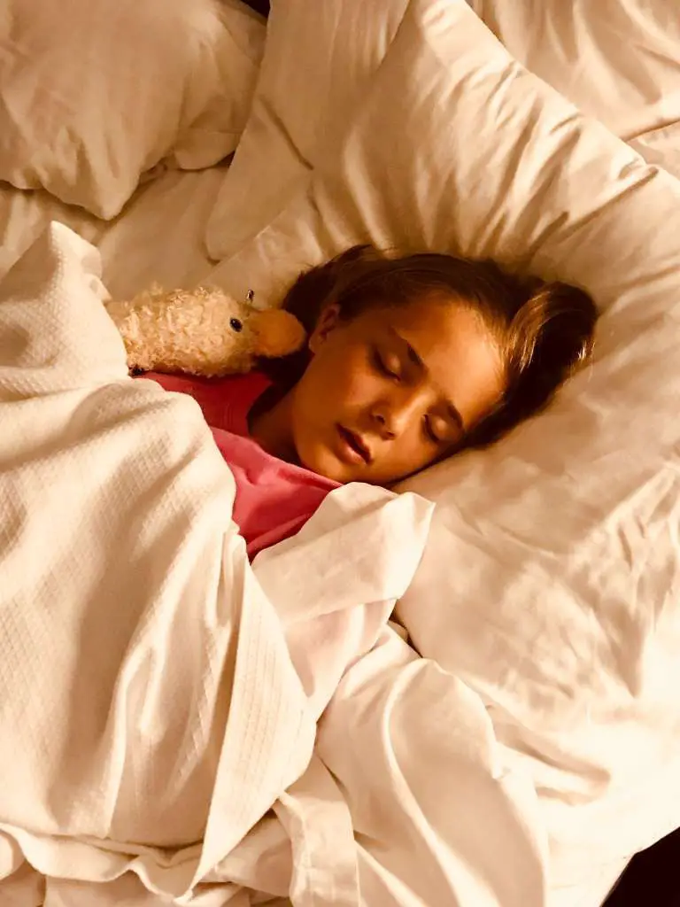 slaapproblemen bij kinderen. Meisje slaapt lekker